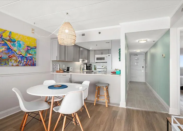 Stunning Renovated 2 Bedroom Direct Ocean Front! *