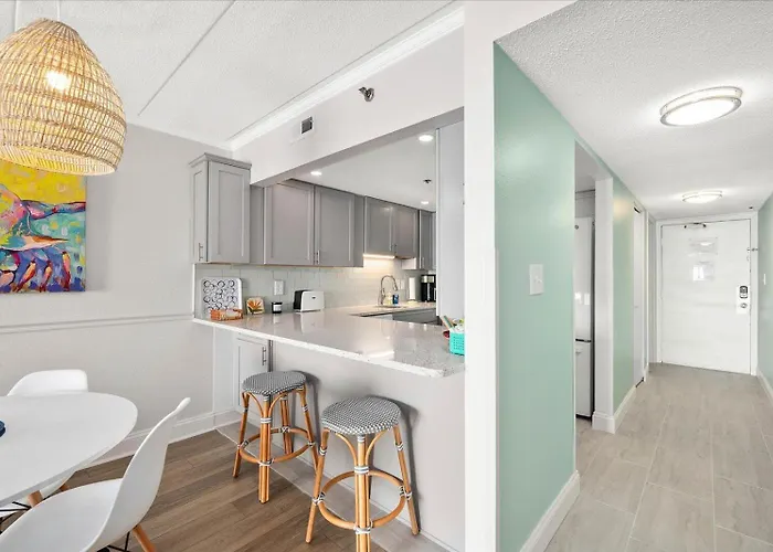 Stunning Renovated 2 Bedroom Direct Ocean Front! * Ocean Stadt