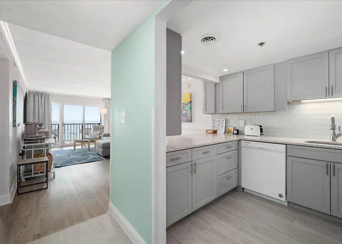 Stunning Renovated 2 Bedroom Direct Ocean Front! *