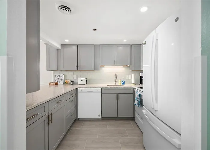 Ferienhaus Stunning Renovated 2 Bedroom Direct Ocean Front!