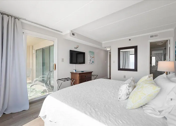 Stunning Renovated 2 Bedroom Direct Ocean Front! * Ocean Stadt