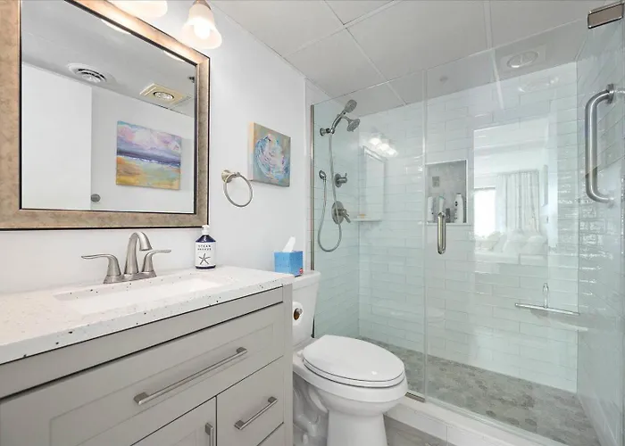 Ferienhaus Stunning Renovated 2 Bedroom Direct Ocean Front! *