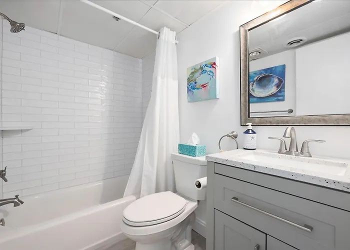 Stunning Renovated 2 Bedroom Direct Ocean Front! *